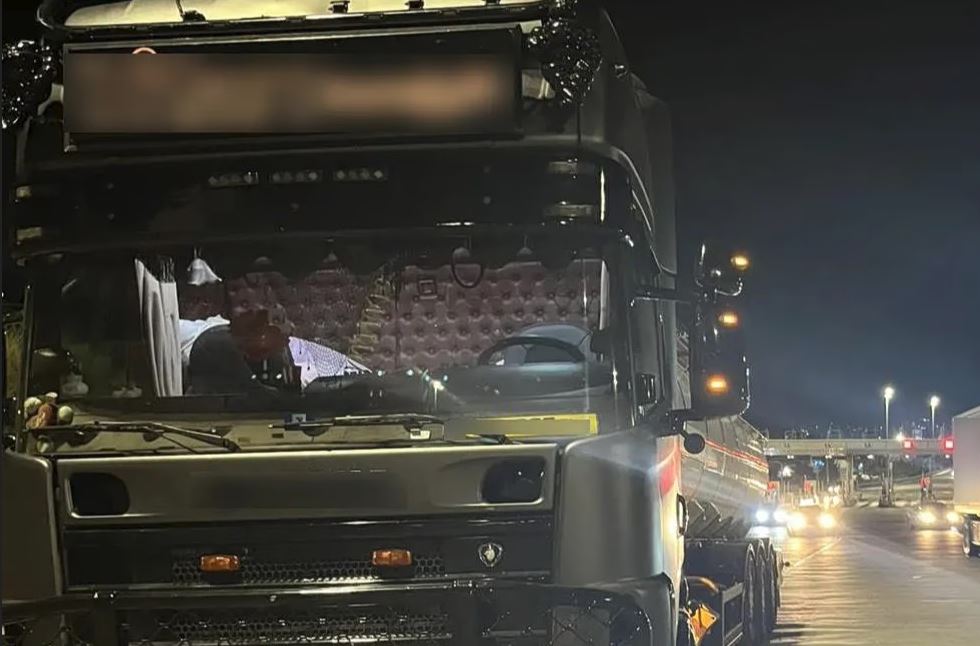 Διακοπή κυκλοφορίας στην Ιερά Οδό λόγω πτώσης φορτηγού σε φρεάτιο