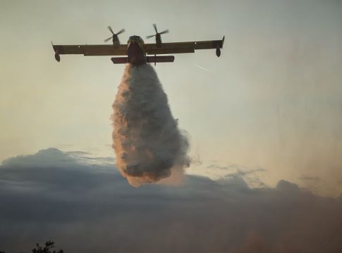 Φωτιά στην Πάρο – Σηκώθηκαν έξι εναέρια