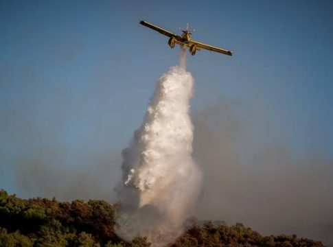 Φωτιά στο Ελαιοχώρι Καβάλας: Επιχειρούν τρία εναέρια