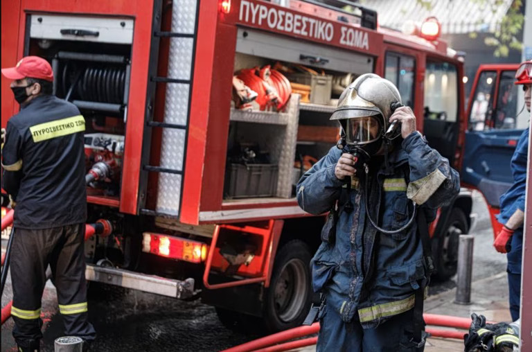 Φωτιά σε διαμέρισμα στην Κόρινθο (vid)