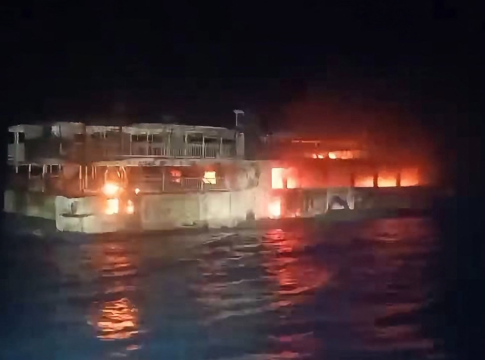 Φιλιππίνες: 5 νεκροί και 87 αγνοούμενοι από πυρκαγιά σε πορθμείο