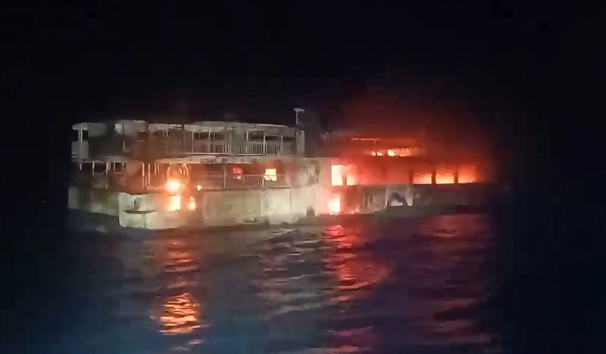 Φιλιππίνες: 5 νεκροί και 87 αγνοούμενοι από πυρκαγιά σε πορθμείο