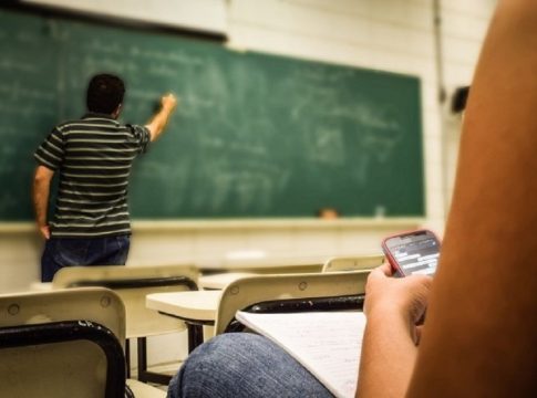 Με περισσότερα από 8.500 κενά χτύπησε το πρώτο κουδούνι στα δημοτικά και τα νηπιαγωγεία σύμφωνα με τη ΔΟΕ