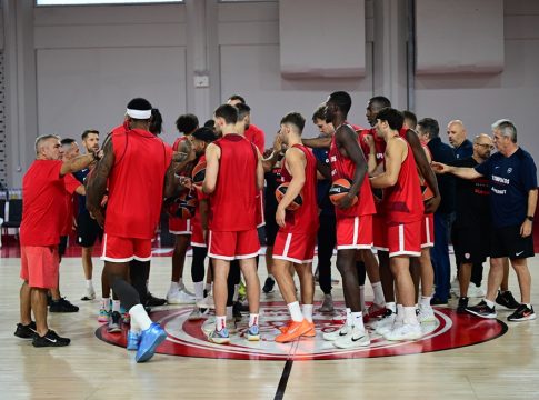 Έφτασε στην Κρήτη μαζί με τον Ερυθρό Αστέρα ο Ολυμπιακός – Αποθεώθηκαν Μπαρτζώκας και Τόμιτς