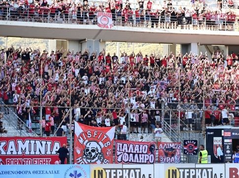 «Κοκκίνησε» ο Βόλος – Περίπου 7.000 οπαδοί του Ολυμπιακού στο Πανθεσσαλικό (pics, vid)