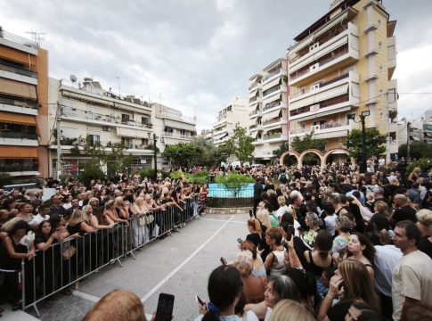 Μαζωνάκης: Χιλιάδες κόσμος αποχαιρετά τον «Μαζω» – Ρίγη συγκίνησης έξω από τον Ιερό Ναό Αγίας Τριάδος στη Νίκαια