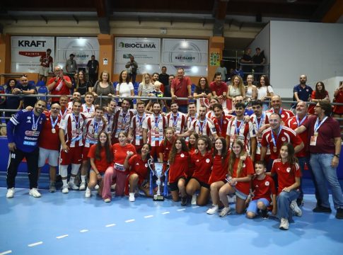 Η απονομή του Super Cup στον Ολυμπιακό (vid)
