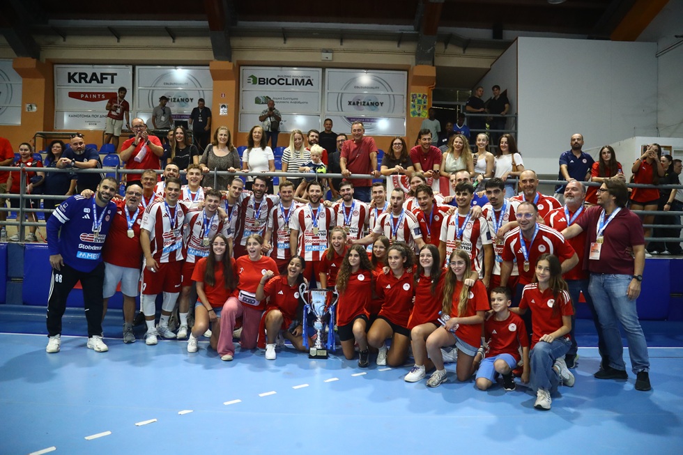 Η απονομή του Super Cup στον Ολυμπιακό (vid)
