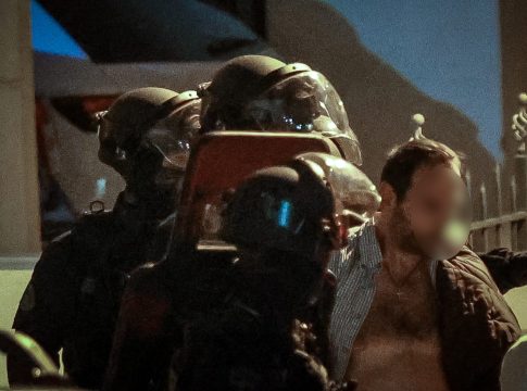 Έληξε το θρίλερ στη Νίκαια – Απελευθερώθηκε η γυναίκα μετά από επέμβαση της Αστυνομίας – Η στιγμή της σύλληψης του 49χρονου