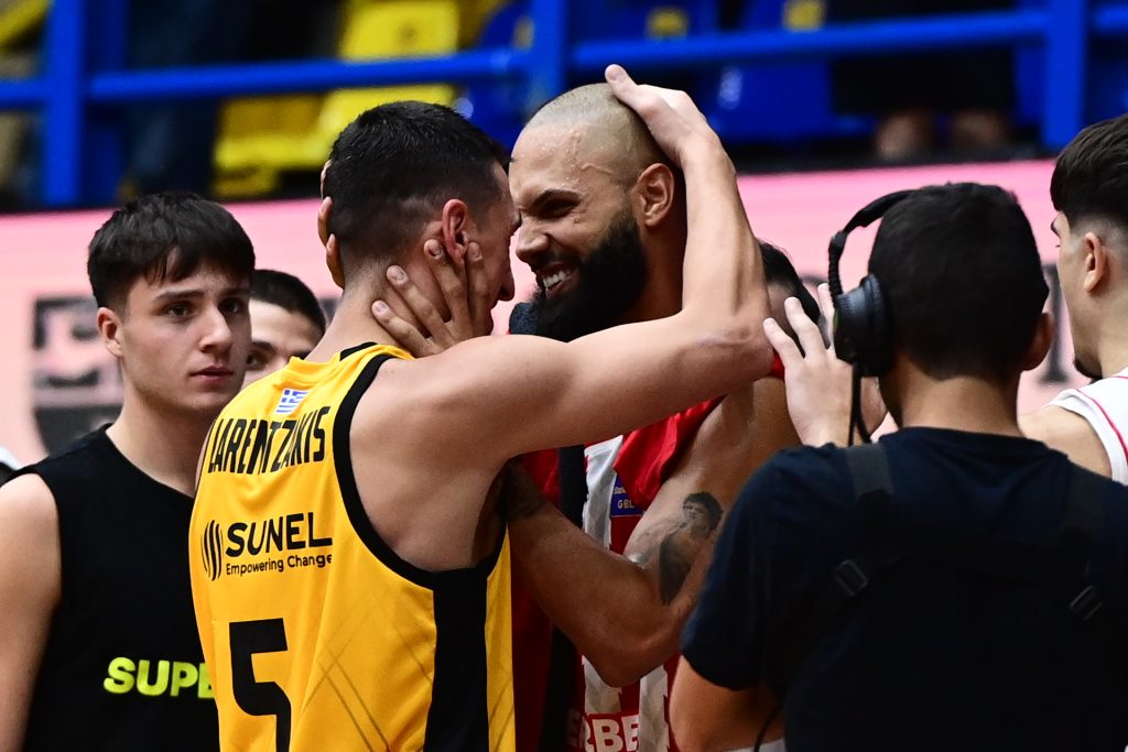 Η αγκαλιά του Φουρνιέ στον Λαρεντζάκη μετά το Ολυμπιακός-ΑΕΚ (pic)