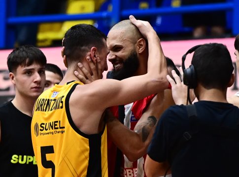 Η αγκαλιά του Φουρνιέ στον Λαρεντζάκη μετά το Ολυμπιακός-ΑΕΚ (pic)