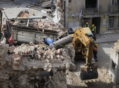 Έκρηξη στην Πλάκα: Στο μικροσκόπιο υποστυλώματα, θαμμένες σωληνώσεις και υδρορροές – Το πιθανότερο σενάριο