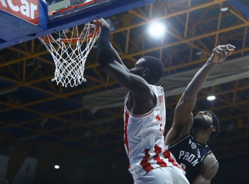 Κάρφωσε εντυπωσιακά δύο φορές ο Εντζάι (vid)