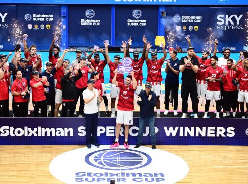 Η απονομή του Stoiximan Super Cup στον Ολυμπιακό (vid)