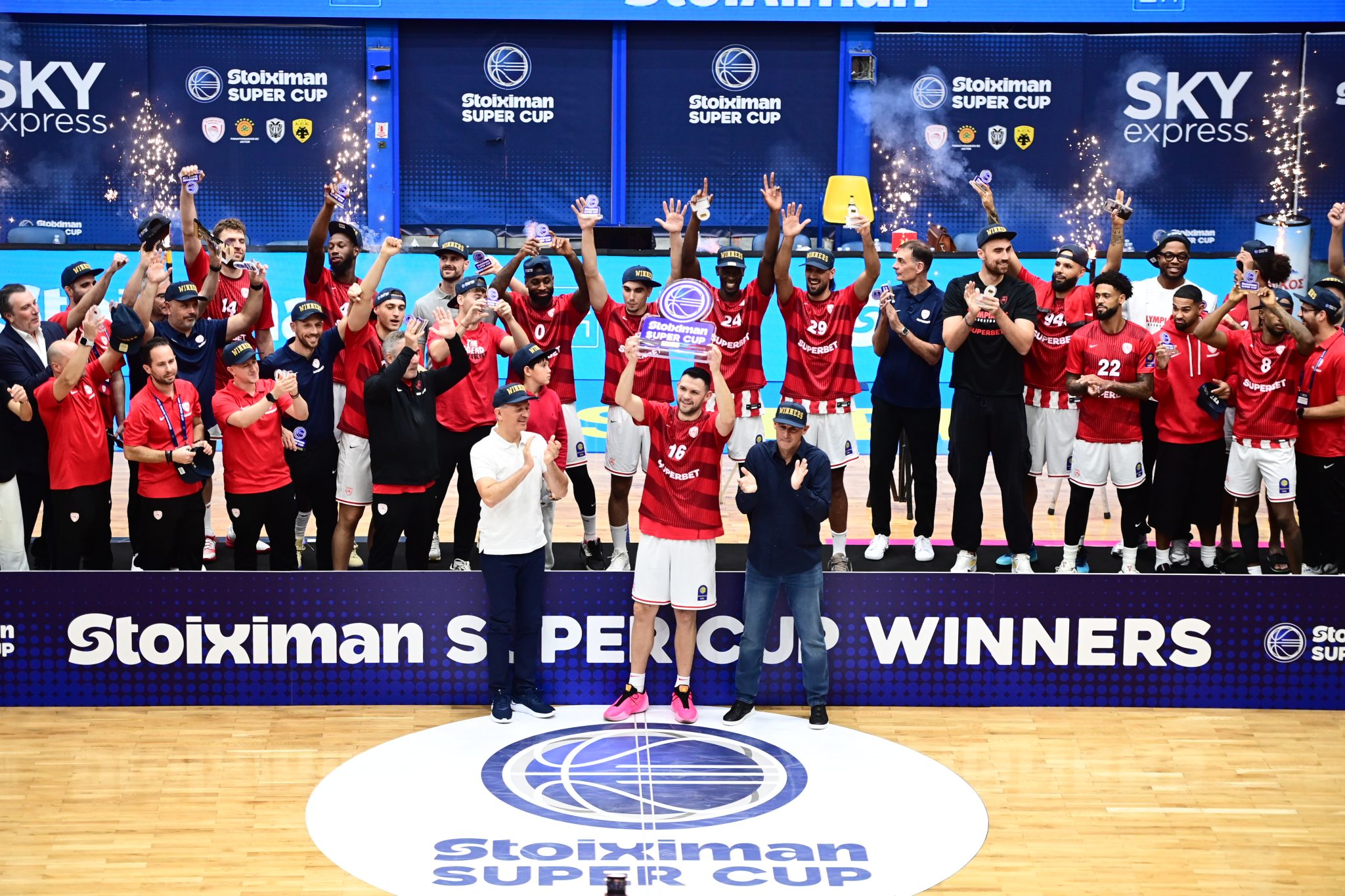 Η απονομή του Stoiximan Super Cup στον Ολυμπιακό (vid)