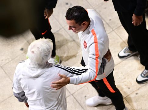 Η αγκαλιά του Γιοβάνοβιτς με τον Τσάβι στο γήπεδο της Τούμπας (pics)