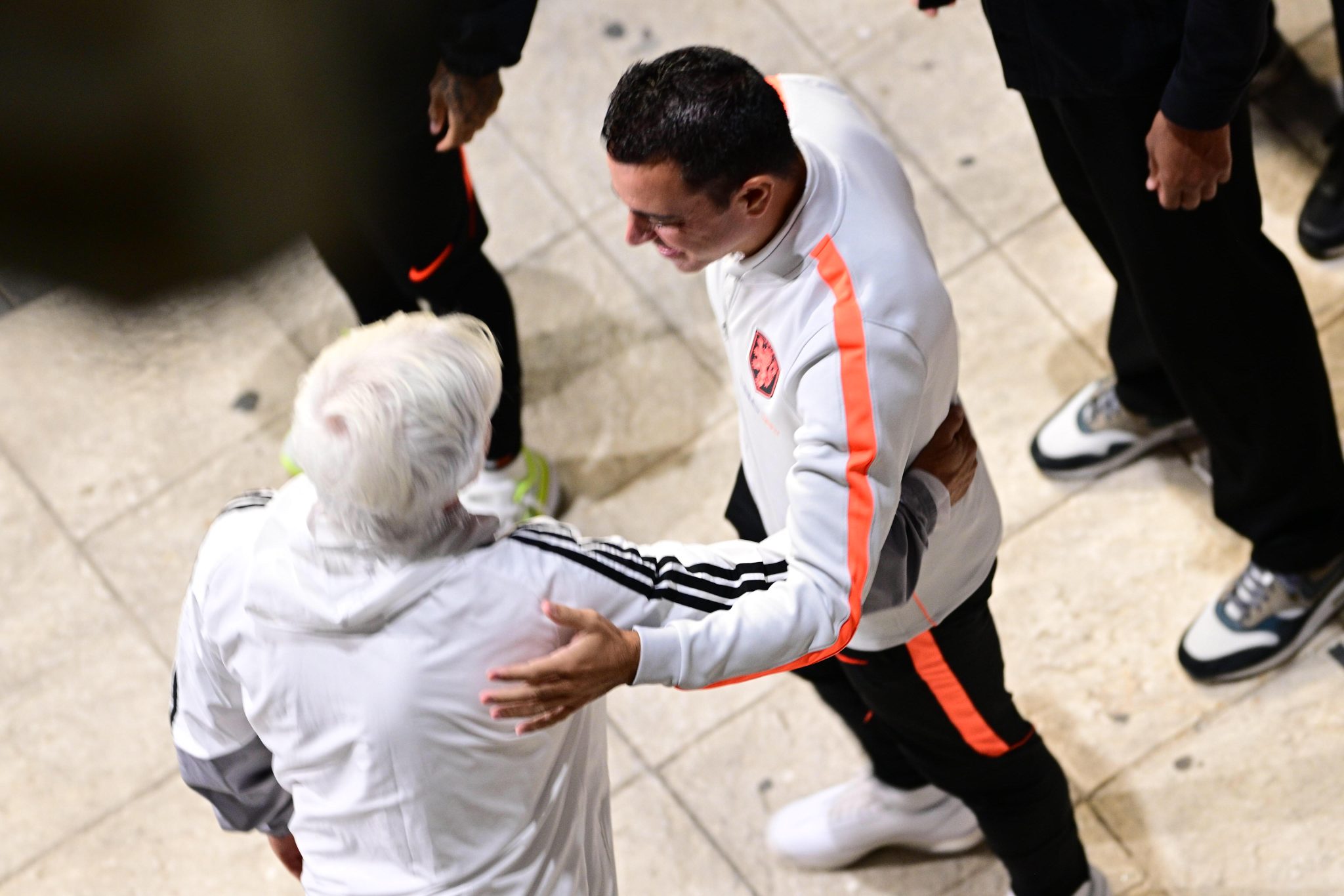 Η αγκαλιά του Γιοβάνοβιτς με τον Τσάβι στο γήπεδο της Τούμπας (pics)