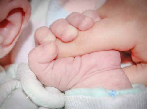 Σε κρίσιμη κατάσταση στη ΜΕΘ το 17 ημερών βρέφος που κακοποιήθηκε από τη 18χρονη μητέρα του στα Χανιά (pic)