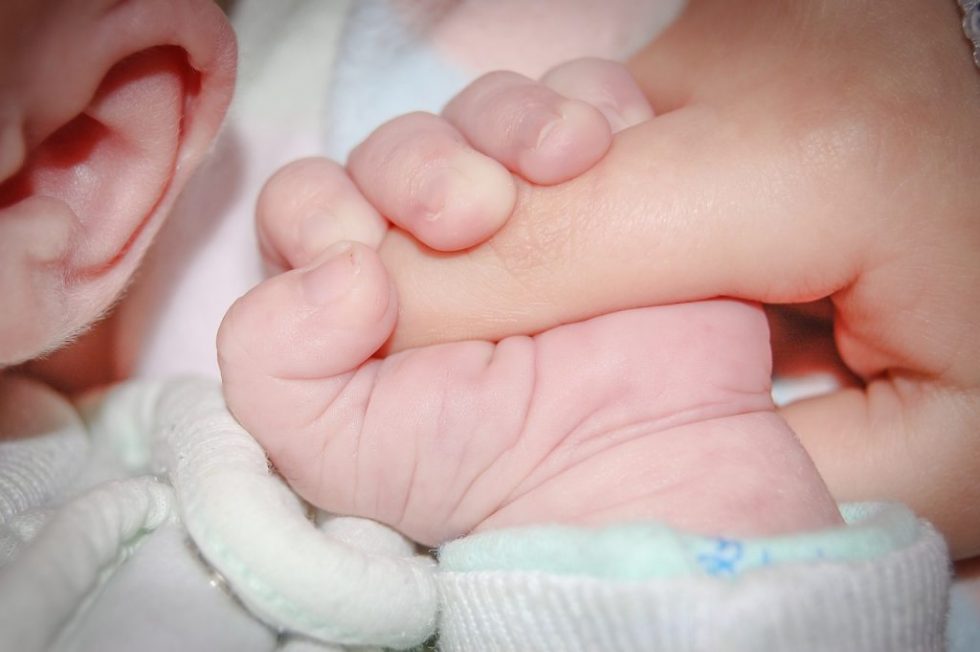 Σε κρίσιμη κατάσταση στη ΜΕΘ το 17 ημερών βρέφος που κακοποιήθηκε από τη 18χρονη μητέρα του στα Χανιά (pic)