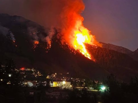 Κόνιτσα: Δεκάδες ενεργές εστίες, με τη φωτιά να πλησιάζει τον οικισμό – Τι καταγράφουν οι δορυφόροι