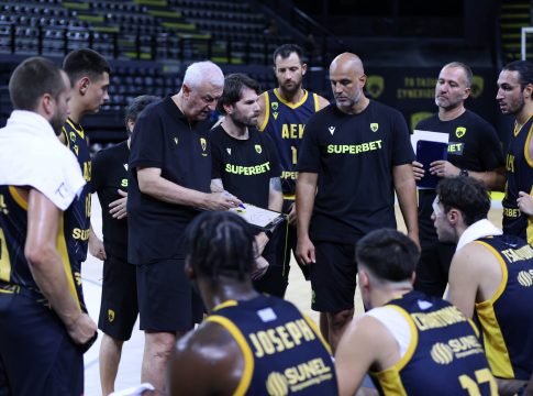 Οι φυσιοθεραπευτές της ΑΕΚ έσωσαν γυναίκα που έχασε τις αισθήσεις της στο αεροδρόμιο «Ελ. Βενιζέλος» (pic)