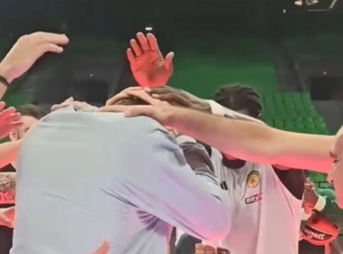Ευχές με τούρτα και φατούρο στον Χουάντσο για τα γενέθλιά του στο «T-Center»