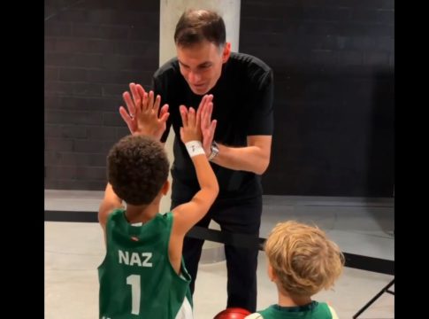 Η αγκαλιά του Βεζένκοφ και το high-five του Μπαρτζώκα με τον γιο του Γκος (vid)
