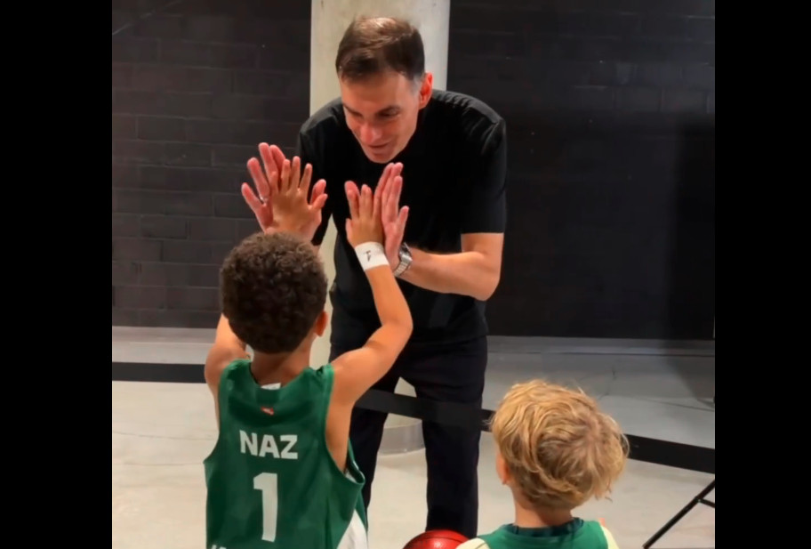 Η αγκαλιά του Βεζένκοφ και το high-five του Μπαρτζώκα με τον γιο του Γκος (vid)