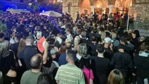 Λαοθάλασσα στην αγρυπνία για τον Γιώργο Μαζωνάκη στη Νίκαια – Το μεσημέρι η κηδεία του [φωτογραφίες – βίντεο]