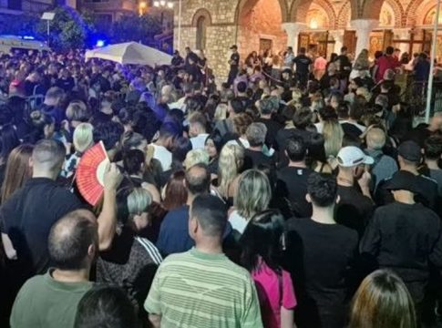Λαοθάλασσα στην αγρυπνία για τον Γιώργο Μαζωνάκη στη Νίκαια – Το μεσημέρι η κηδεία του [φωτογραφίες – βίντεο]