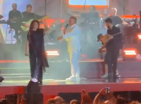 Καίτη Γαρμπή: Γλίστρησε και έπεσε στη σκηνή (vid)