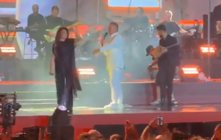 Καίτη Γαρμπή: Γλίστρησε και έπεσε στη σκηνή (vid)