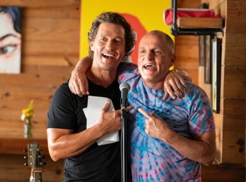 «Brothers» – O Γούντι Χάρελσον και o Μάθιου ΜακKόναχι εξετάζουν την πιθανότητα να είναι αδέρφια