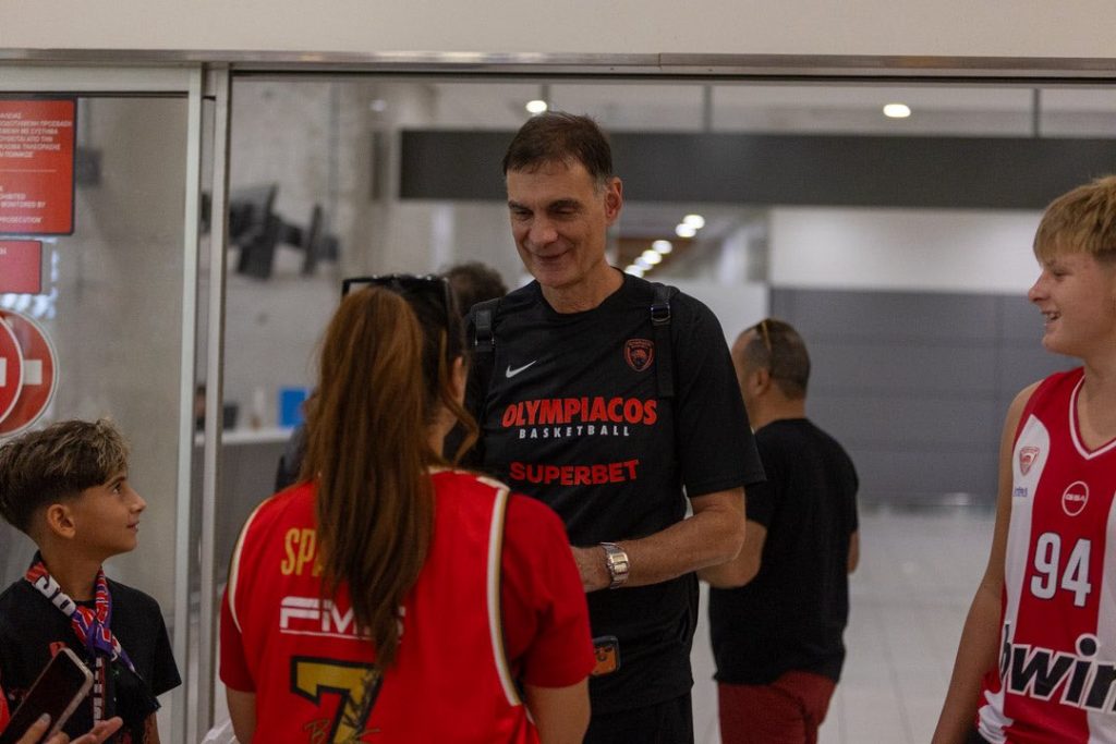 Στην Κύπρο ο Ολυμπιακός – Υπέγραψε αυτόγραφα η αποστολή (pic)
