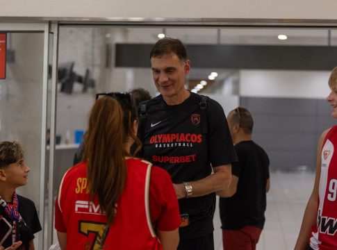 Στην Κύπρο ο Ολυμπιακός – Υπέγραψε αυτόγραφα η αποστολή (pic)