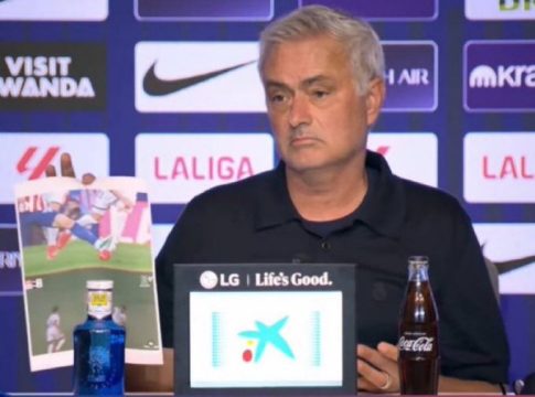 Τι παράσταση έδωσε ο Μουρίνιο: Πήγε στη συνέντευξη Τύπου με… φωτογραφίες από φάουλ της Ατλέτικο (vid)