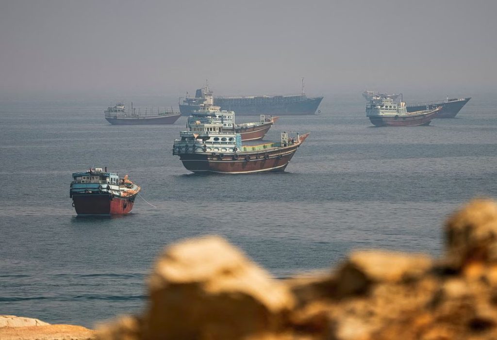 Σε κίνδυνο ακόμη 4% της παγκόσμιας προσφοράς πετρελαίου – Αγώνας να αποκατασταθεί ο αγωγός στη Σαουδική Αραβία