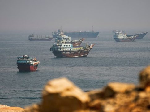 Σε κίνδυνο ακόμη 4% της παγκόσμιας προσφοράς πετρελαίου – Αγώνας να αποκατασταθεί ο αγωγός στη Σαουδική Αραβία