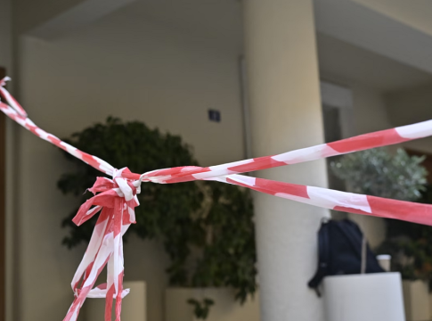 Γιώργος Μαζωνάκης: Πέντε φακέλους και σακούλες με στοιχεία συνέλεξαν από την κλινική στο Κολωνάκι αστυνομικοί του ελληνικού FBI