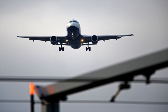 Φόβοι για αεροπειρατεία – Συμπλοκές μέσα στο αεροπλάνο – Έχει 174 επιβάτες
