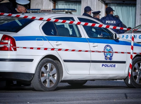 Συναγερμός στη Νίκαια – Άνδρας κρατά όμηρο τη γυναίκα του και λέει ότι είναι οπλισμένος