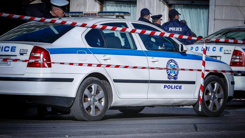 Συναγερμός στη Νίκαια – Άνδρας κρατά όμηρο τη γυναίκα του και λέει ότι είναι οπλισμένος