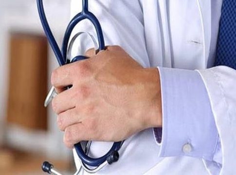 Καταγγελία – σοκ: «Μαϊμού» γιατρός είχε μετατρέψει τη βίλα του σε παράνομο ιατρείο στην Αττική