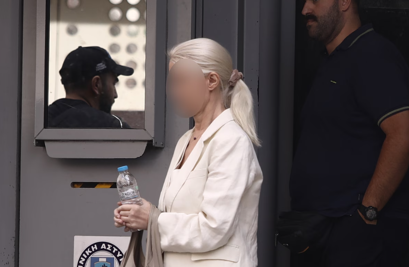 Αρνείται τα πάντα η γιατρός για τον θάνατο του Γιώργου Μαζωνάκη – Ξεκίνησε η απολογία του συζύγου της