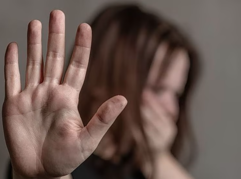 Ηράκλειο: Εφιάλτης για νεαρή μητέρα δύο παιδιών – Ο σύντροφός της τη μαστίγωνε με το καλώδιο της τηλεόρασης