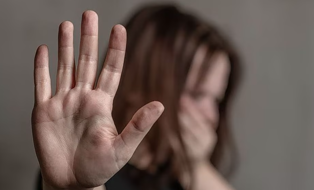 Ηράκλειο: Εφιάλτης για νεαρή μητέρα δύο παιδιών – Ο σύντροφός της τη μαστίγωνε με το καλώδιο της τηλεόρασης