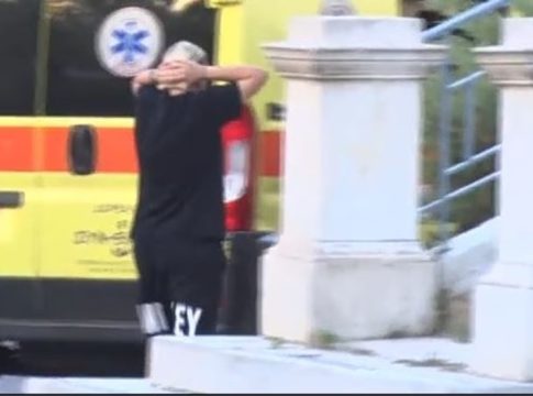 Γιώργος Μαζωνάκης: Συντετριμμένη η αδερφή του Μαρία – Τραγικές εικόνες έξω από το νοσοκομείο