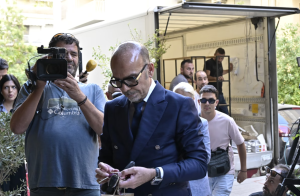 Γιώργος Μαζωνάκης: Το μυστήριο με τον άλλο ασθενή του «Dr. Ilias» και το παραπεμπτικό που δημιουργεί ερωτήματα