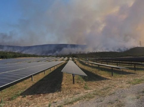 Δύο συλλήψεις για την μεγάλη φωτιά στη Θήβα – Έκαναν εργασίες σε φωτοβολταϊκό πάρκο