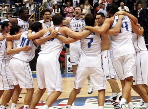 Σαϊτάμα, 20 χρόνια μετά: Όταν η Ελλάδα χόρεψε… συρτάκι κόντρα στις ΗΠΑ (vid)